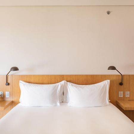 B Hotel Brasília Zewnętrze zdjęcie A bed with two pillows