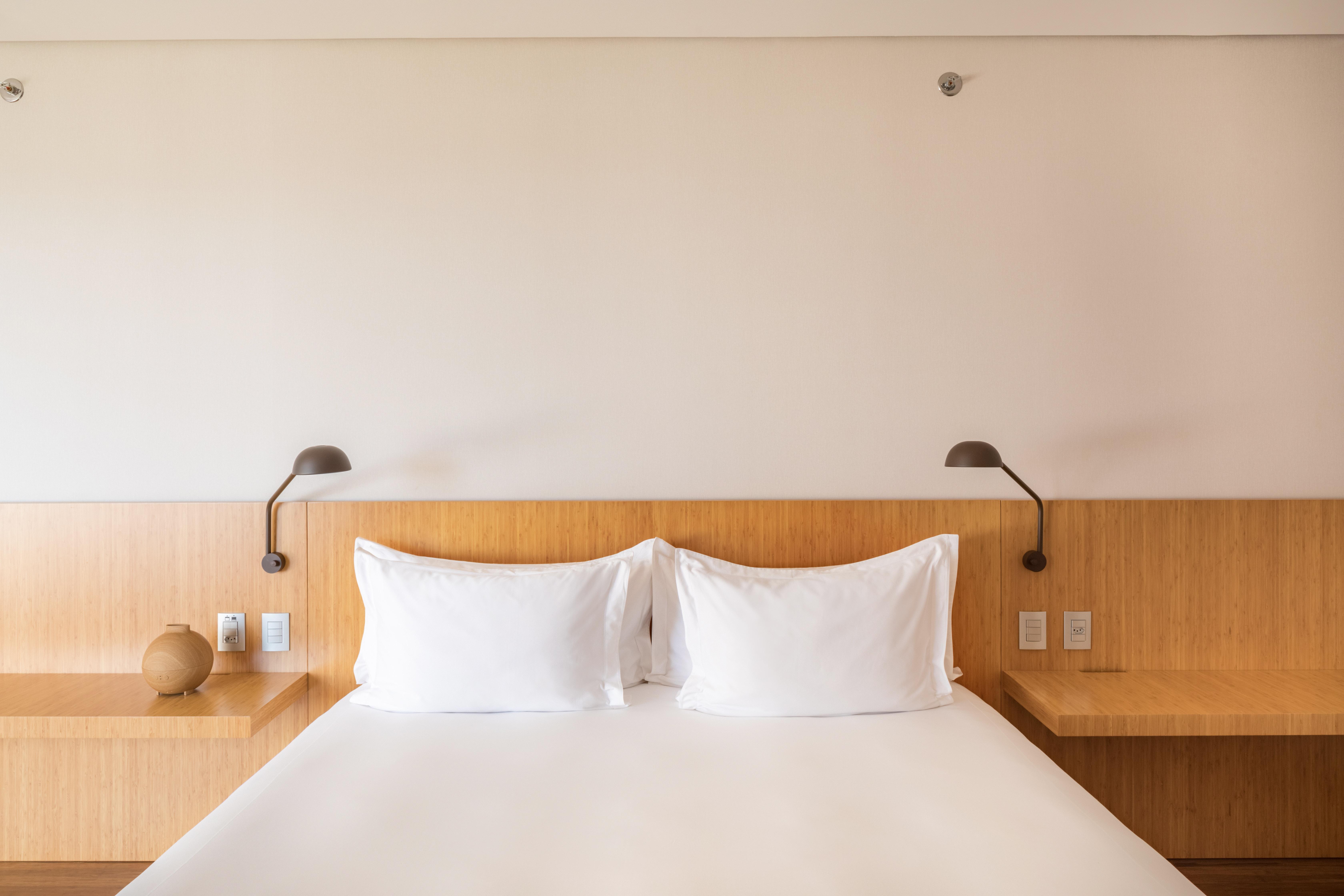 B Hotel Brasília Zewnętrze zdjęcie A bed with two pillows