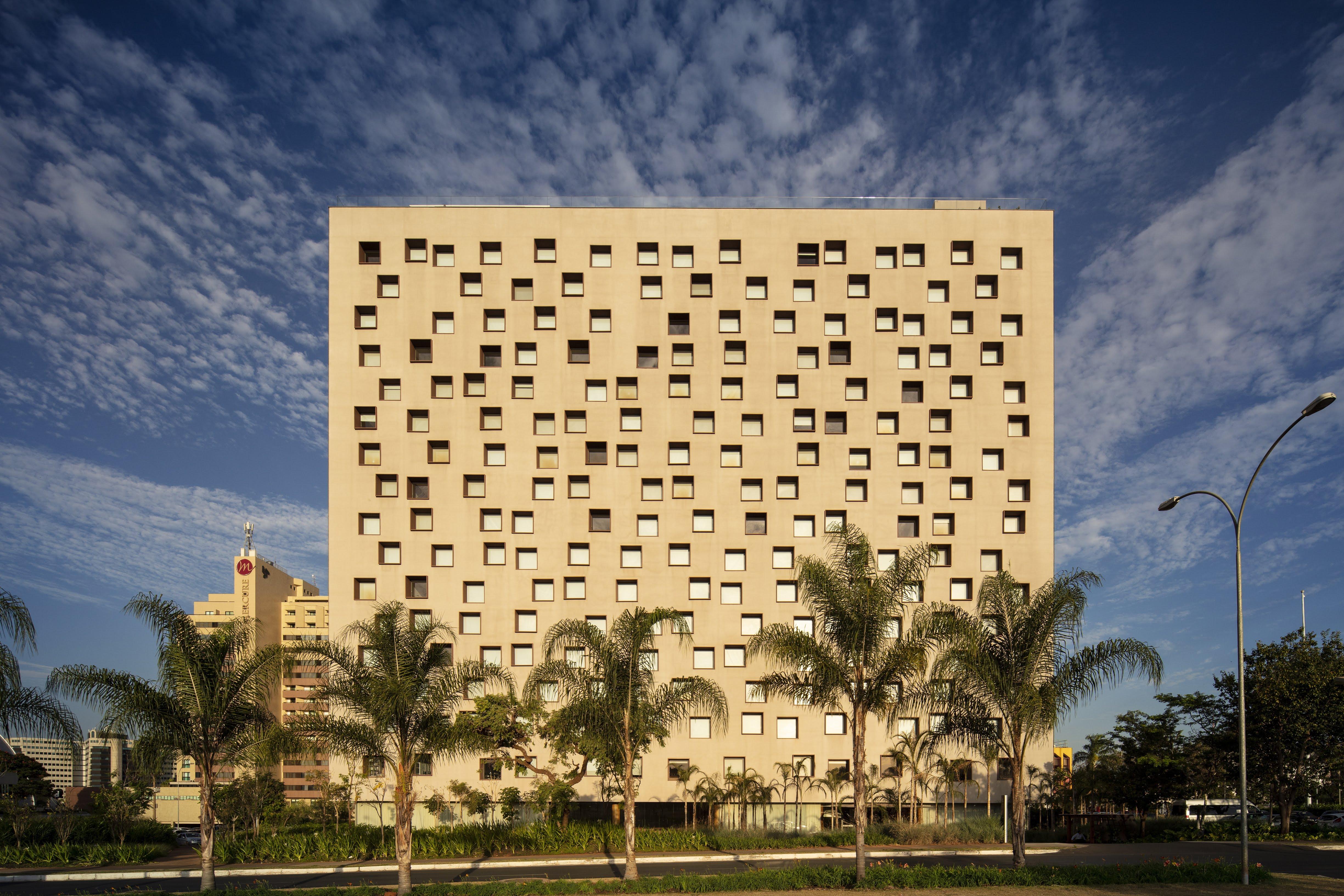 B Hotel Brasília Zewnętrze zdjęcie The 1960s-built 12-storey, 200-bed, 100-room nursing home at the Royal Perth Hospital, Perth, Western Australia.