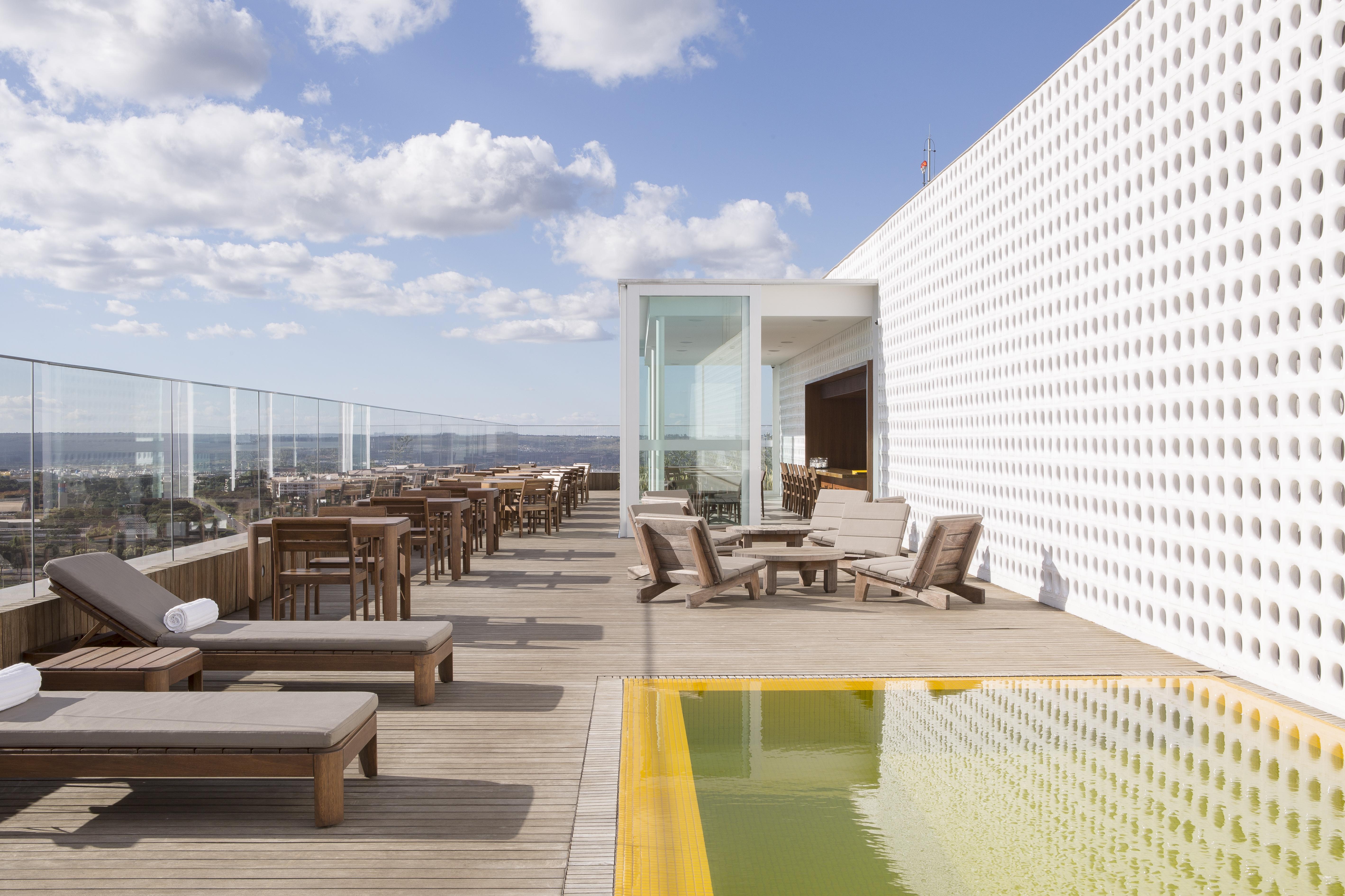 B Hotel Brasília Zewnętrze zdjęcie The rooftop pool at the hotel