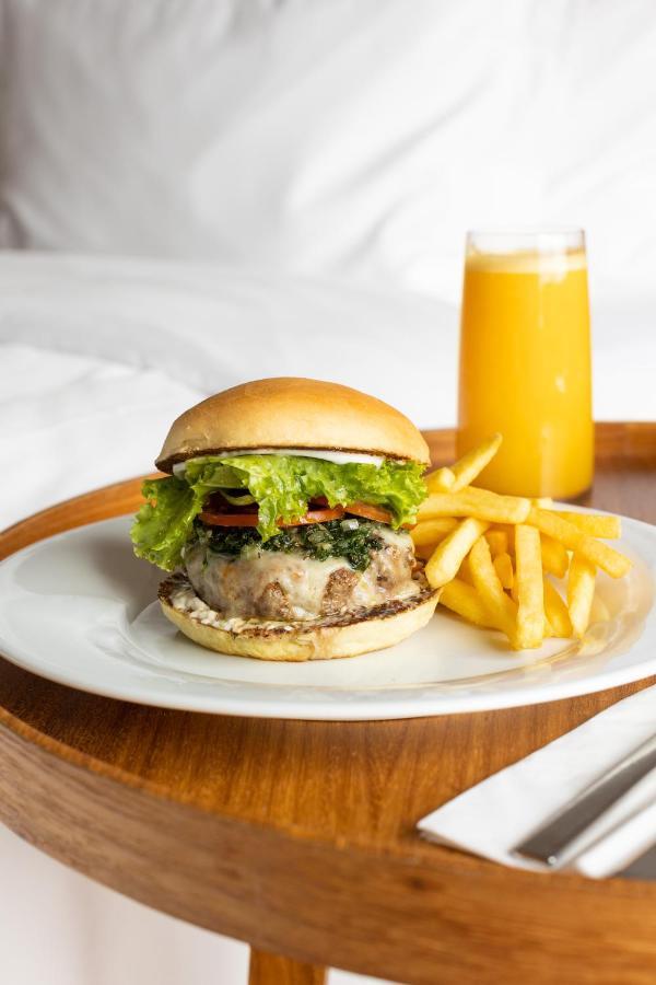B Hotel Brasília Zewnętrze zdjęcie A cheeseburger with fries and orange juice