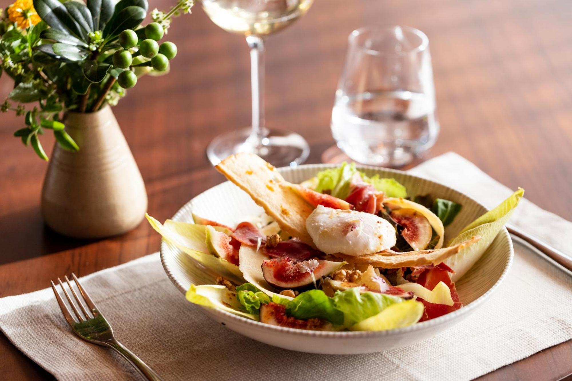 B Hotel Brasília Zewnętrze zdjęcie A salad with mozzarella